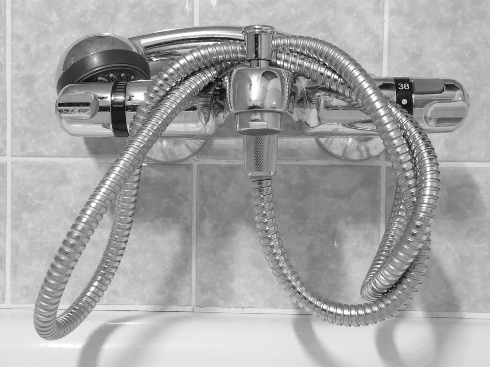 Takdusj på badet: komfort, stil og smarte valg